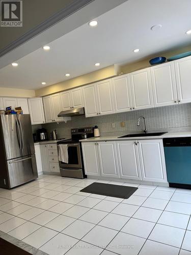 7049 Graydon Court, Mississauga, ON - Indoor Photo Showing Kitchen