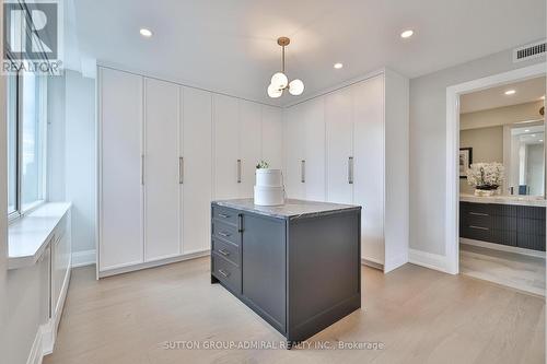 806 - 500 Avenue Road, Toronto, ON - Indoor Photo Showing Kitchen