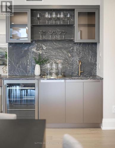 806 - 500 Avenue Road, Toronto, ON - Indoor Photo Showing Kitchen