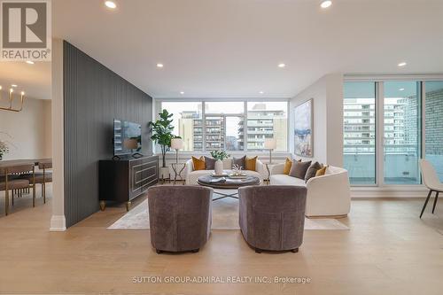 806 - 500 Avenue Road, Toronto, ON - Indoor Photo Showing Living Room