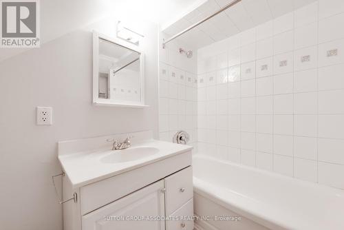 882 Davenport Road, Toronto, ON - Indoor Photo Showing Bathroom