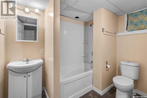 134 G Avenue N, Saskatoon, SK - Indoor Photo Showing Bathroom