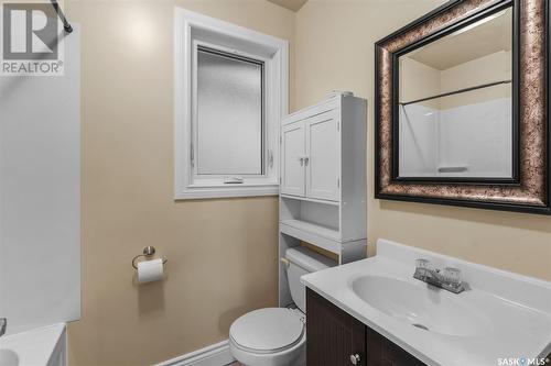 134 G Avenue N, Saskatoon, SK - Indoor Photo Showing Bathroom