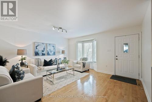 67 Dundee Court, London, ON - Indoor Photo Showing Living Room