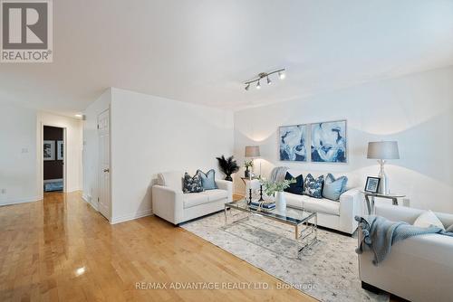 67 Dundee Court, London, ON - Indoor Photo Showing Living Room