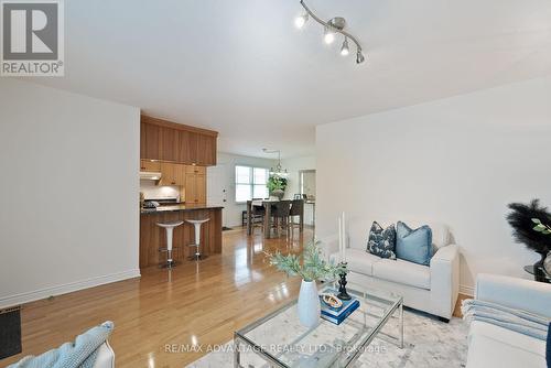 67 Dundee Court, London, ON - Indoor Photo Showing Living Room