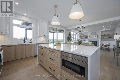 2202 Robbie'S Way, London, ON - Indoor Photo Showing Kitchen With Upgraded Kitchen