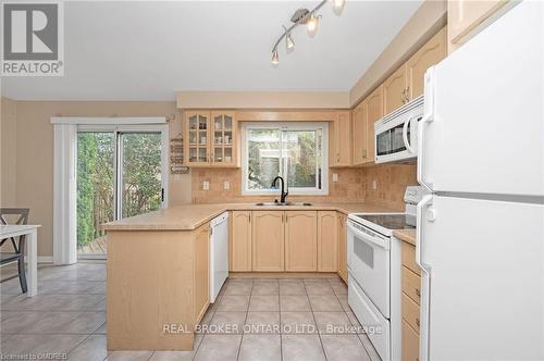 2189 Shorncliffe Boulevard, Oakville (1019 - Wm Westmount), ON - Indoor Photo Showing Kitchen With Double Sink