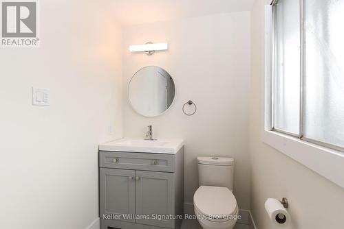 120 Beverly Street, Cambridge, ON - Indoor Photo Showing Bathroom