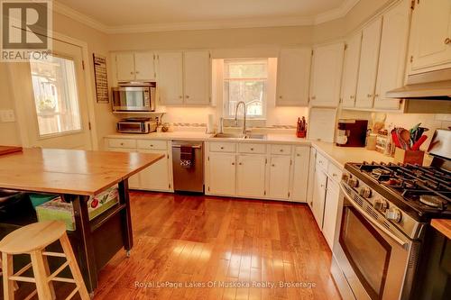 433 North Mary Lake Road, Huntsville (Brunel), ON - Indoor Photo Showing Kitchen