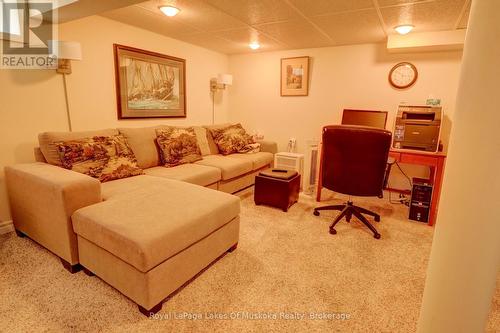 433 North Mary Lake Road, Huntsville (Brunel), ON - Indoor Photo Showing Living Room