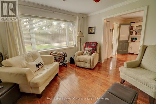 433 North Mary Lake Road, Huntsville (Brunel), ON - Indoor Photo Showing Living Room