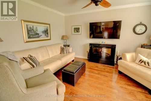 433 North Mary Lake Road, Huntsville (Brunel), ON - Indoor Photo Showing Living Room