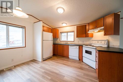 1675 Ladner Road, Kamloops, BC - Indoor Photo Showing Kitchen