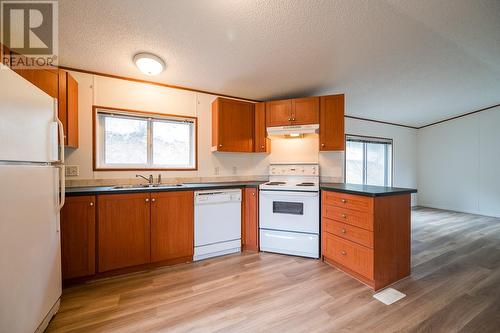 1675 Ladner Road, Kamloops, BC - Indoor Photo Showing Kitchen With Double Sink