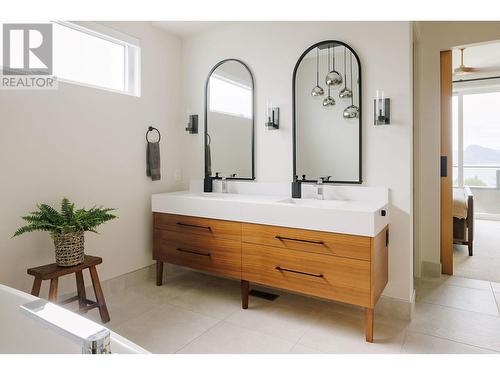 140 Oliver Place, Penticton, BC - Indoor Photo Showing Bathroom