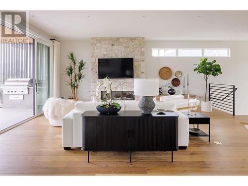 140 Oliver Place, Penticton, BC - Indoor Photo Showing Living Room