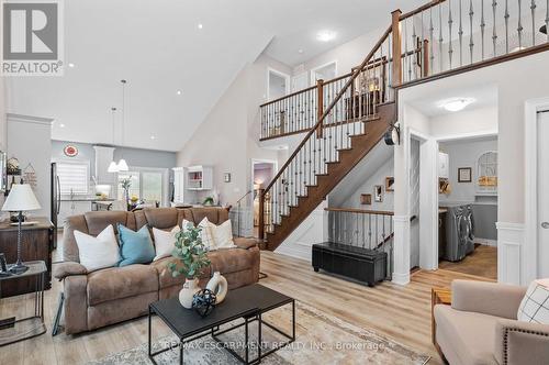 8 Burgundy Grove, Hamilton, ON - Indoor Photo Showing Living Room