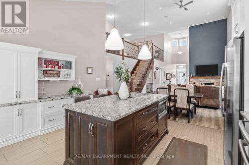 8 Burgundy Grove, Hamilton, ON - Indoor Photo Showing Kitchen With Upgraded Kitchen