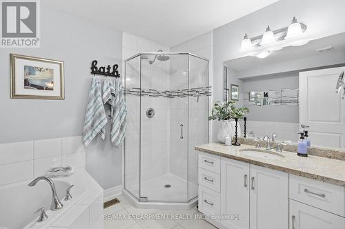 8 Burgundy Grove, Hamilton, ON - Indoor Photo Showing Bathroom