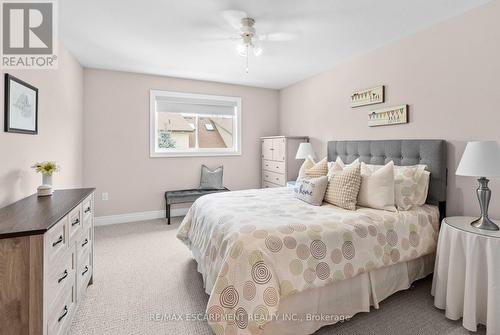 8 Burgundy Grove, Hamilton, ON - Indoor Photo Showing Bedroom