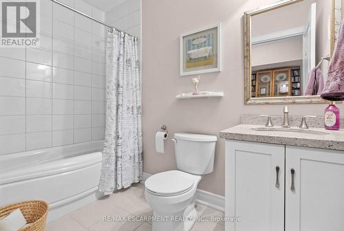 8 Burgundy Grove, Hamilton, ON - Indoor Photo Showing Bathroom