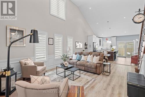 8 Burgundy Grove, Hamilton, ON - Indoor Photo Showing Living Room