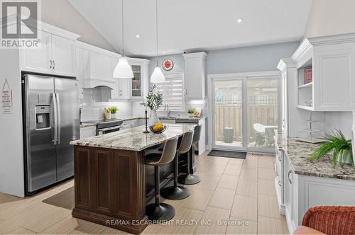 8 Burgundy Grove, Hamilton, ON - Indoor Photo Showing Kitchen With Upgraded Kitchen