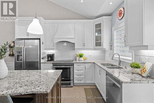 8 Burgundy Grove, Hamilton, ON - Indoor Photo Showing Kitchen With Double Sink With Upgraded Kitchen