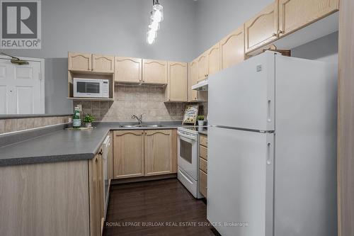 404 - 4015 Kilmer Drive, Burlington, ON - Indoor Photo Showing Kitchen With Double Sink