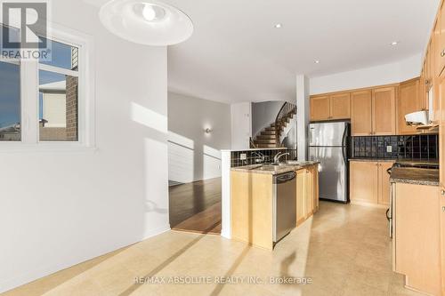 728 Nakina Way, Ottawa, ON - Indoor Photo Showing Kitchen