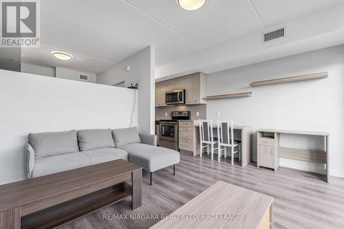 504 - 308 Lester Street, Waterloo, ON - Indoor Photo Showing Living Room