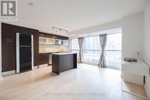 819 - 386 Yonge Street, Toronto, ON - Indoor