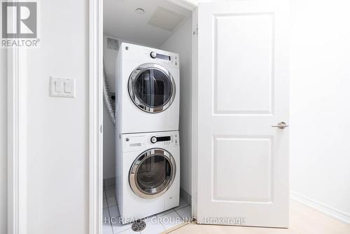 819 - 386 Yonge Street, Toronto, ON - Indoor Photo Showing Laundry Room