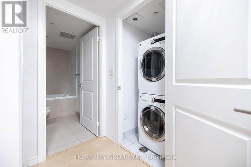 819 - 386 Yonge Street, Toronto, ON - Indoor Photo Showing Laundry Room