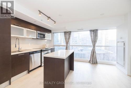 819 - 386 Yonge Street, Toronto, ON - Indoor Photo Showing Kitchen With Stainless Steel Kitchen