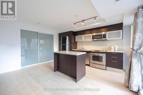 819 - 386 Yonge Street, Toronto, ON - Indoor Photo Showing Kitchen With Stainless Steel Kitchen