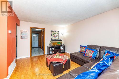 29 - 50 Blackwell Avenue N, Toronto, ON - Indoor Photo Showing Living Room