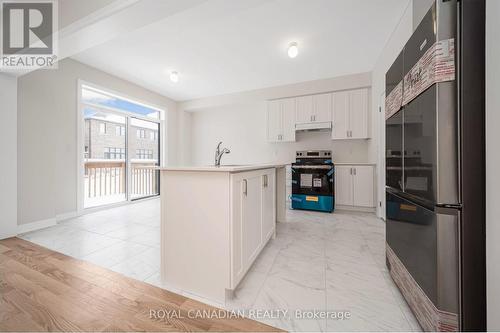 1327 Davis Loop, Innisfil, ON - Indoor Photo Showing Kitchen