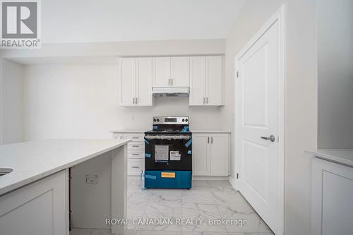 1327 Davis Loop, Innisfil, ON - Indoor Photo Showing Kitchen