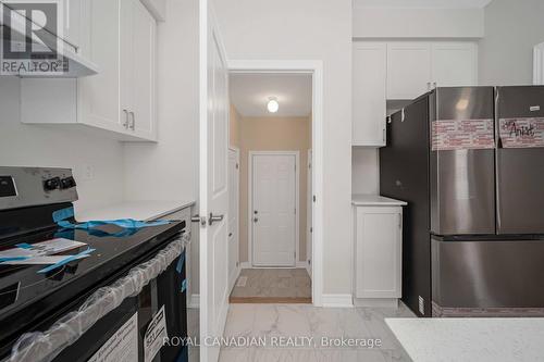 1327 Davis Loop, Innisfil, ON - Indoor Photo Showing Kitchen With Upgraded Kitchen