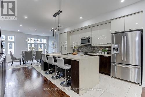 27 Mcgurran Lane, Richmond Hill, ON - Indoor Photo Showing Kitchen With Upgraded Kitchen