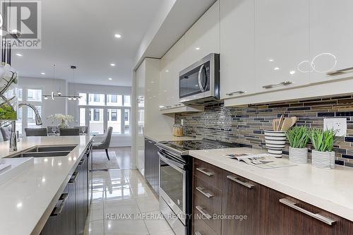 27 Mcgurran Lane, Richmond Hill, ON - Indoor Photo Showing Kitchen With Double Sink With Upgraded Kitchen