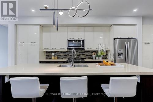 27 Mcgurran Lane, Richmond Hill, ON - Indoor Photo Showing Kitchen With Double Sink With Upgraded Kitchen