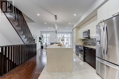 27 Mcgurran Lane, Richmond Hill, ON - Indoor Photo Showing Kitchen With Upgraded Kitchen