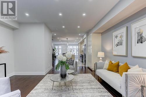 27 Mcgurran Lane, Richmond Hill, ON - Indoor Photo Showing Living Room