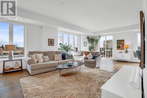 21 - 70 Eastwood Park Gardens, Toronto, ON - Indoor Photo Showing Living Room