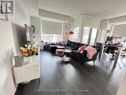 545 - 26 Gibbs Road, Toronto, ON - Indoor Photo Showing Living Room