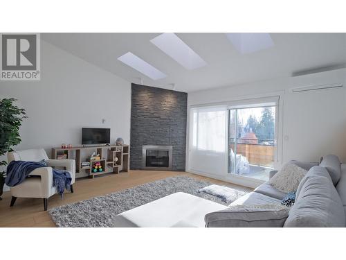 983 Bernard Avenue Unit# 306, Kelowna, BC - Indoor Photo Showing Living Room With Fireplace