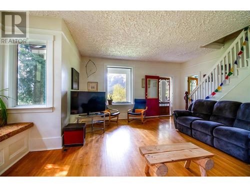 129 Maple Street, Revelstoke, BC - Indoor Photo Showing Living Room